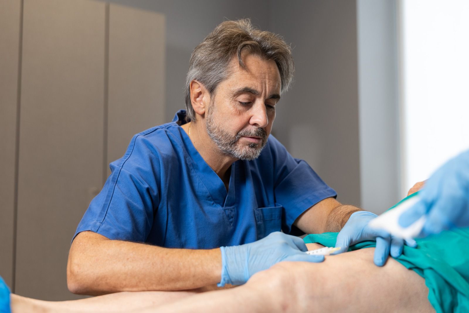 Professor Cervi durante un trattamento mininvasivo